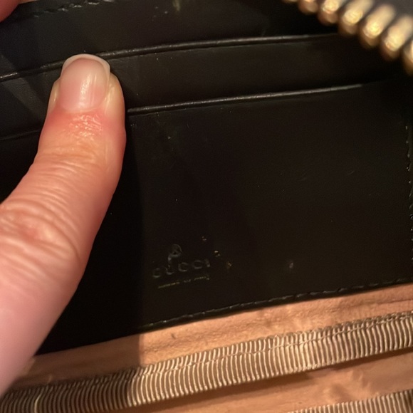 Gucci leather  funny-pack color but the Gucci logo in the front of the bag - Picture 3 of 5